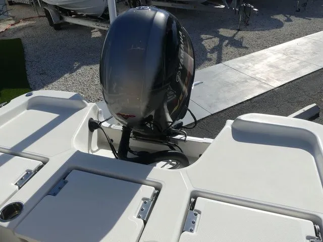 Slide: The Image of NauticStar 211 Hybrid 2020 - 5