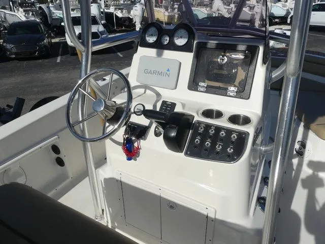 Slide: The Image of NauticStar 211 Hybrid 2020 - 7