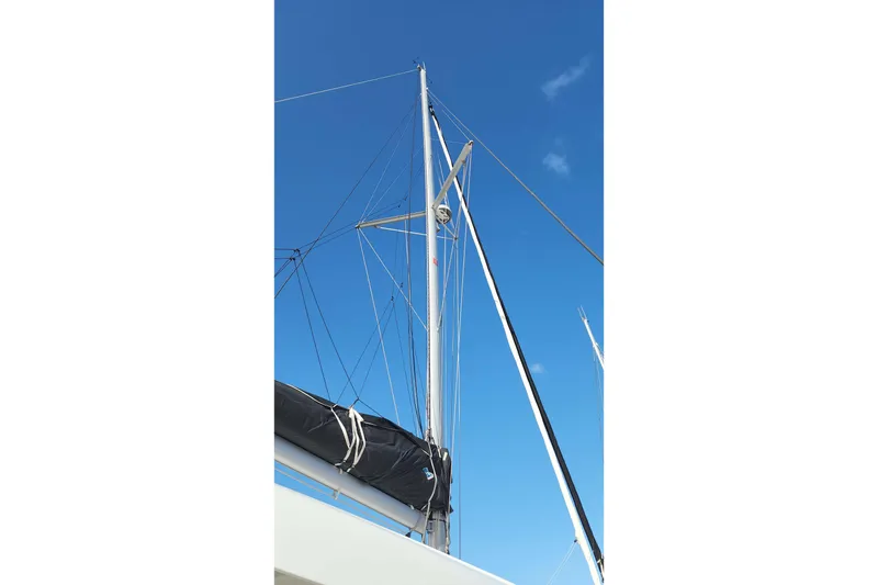 Slide: The Image of Mast of 2020 Lagoon 42 sailboat against clear blue sky. - 28