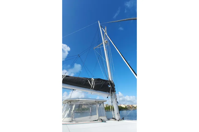 Slide: The Image of 2020 Lagoon 42 sailboat mast against a clear blue sky. - 29