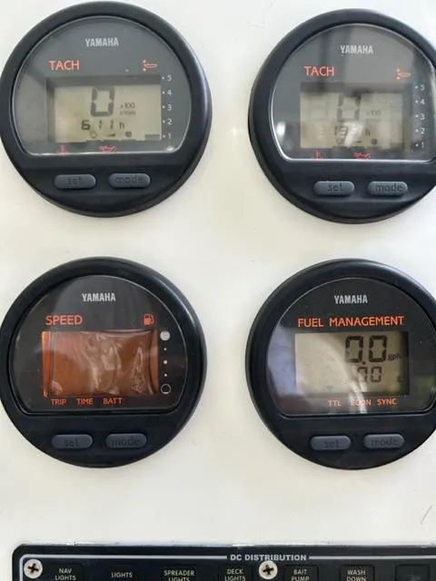 Slide: The Image of Yamaha gauges on a 2000 Regulator 23' Center Console boat dashboard. - 5