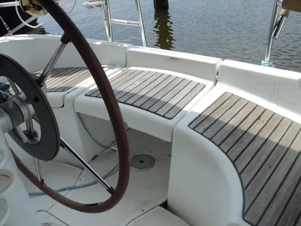Slide: The Image of Beneteau 323 Oceanis 2005 - 7