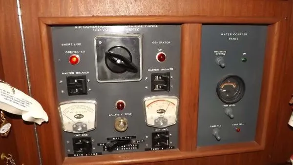 Slide: The Image of Hatteras 43 Double Cabin Motoryacht 1977 - 5
