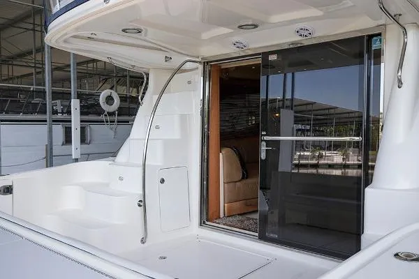 Slide: The Image of Sea Ray 500 Sedan Bridge 2005 - 8