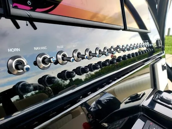 Slide: The Image of Sea Born LX24 Center Console 2021 - 10