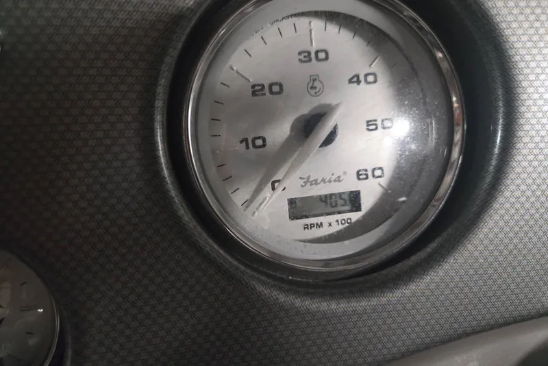 Slide: The Image of Close-up of a 2007 Rinker 262 Captiva Cuddy tachometer displaying 405 RPM. - 33