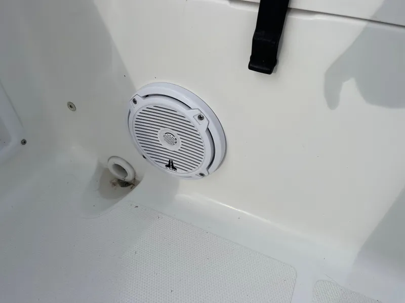 Slide: The Image of Speaker on a 2015 Sea Hunt Ultra 234 boat. - 14