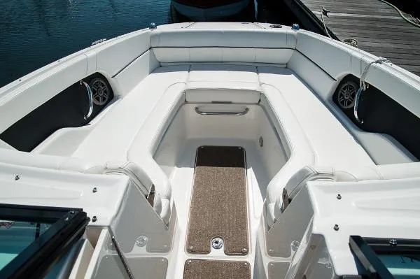Slide: The Image of Sea Ray 240 Sundeck Outboard 2014 - 6