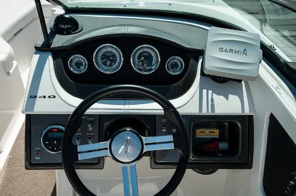 Slide: The Image of Sea Ray 240 Sundeck Outboard 2014 - 9
