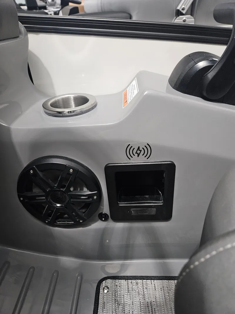 Slide: The Image of Bennington LXS SPORT 24 LXSFBA 2026 - 12