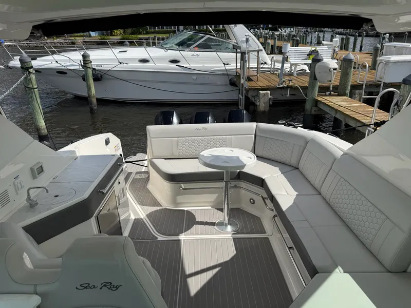 Slide: The Image of Sea Ray Sundancer 320 Outboard 2023 - 10