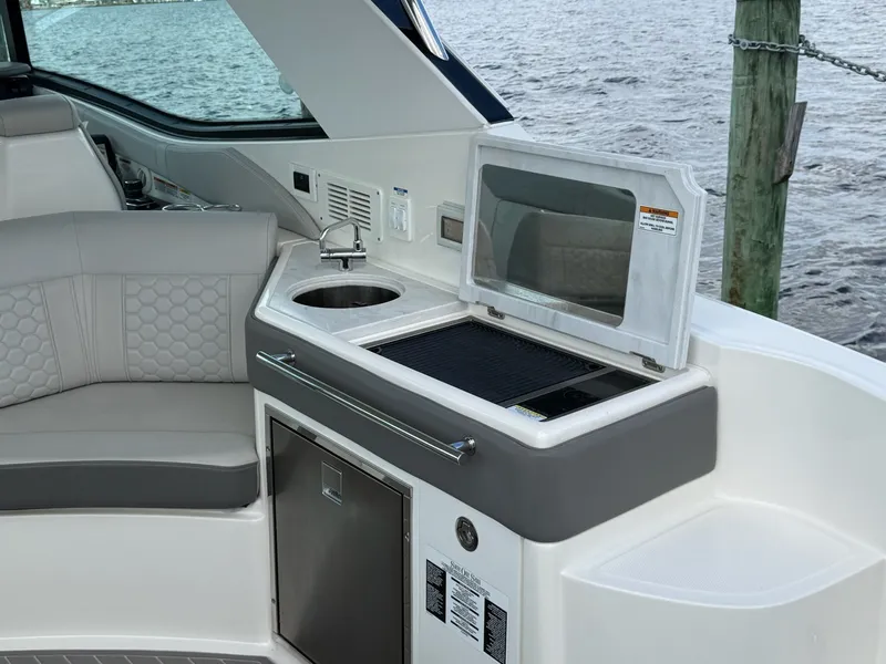 Slide: The Image of Sea Ray Sundancer 320 Outboard 2023 - 14