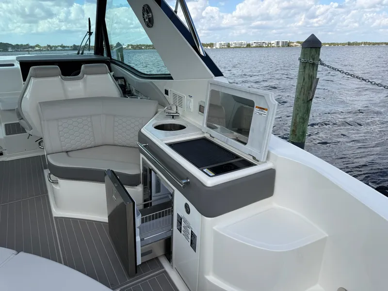 Slide: The Image of Sea Ray Sundancer 320 Outboard 2023 - 15