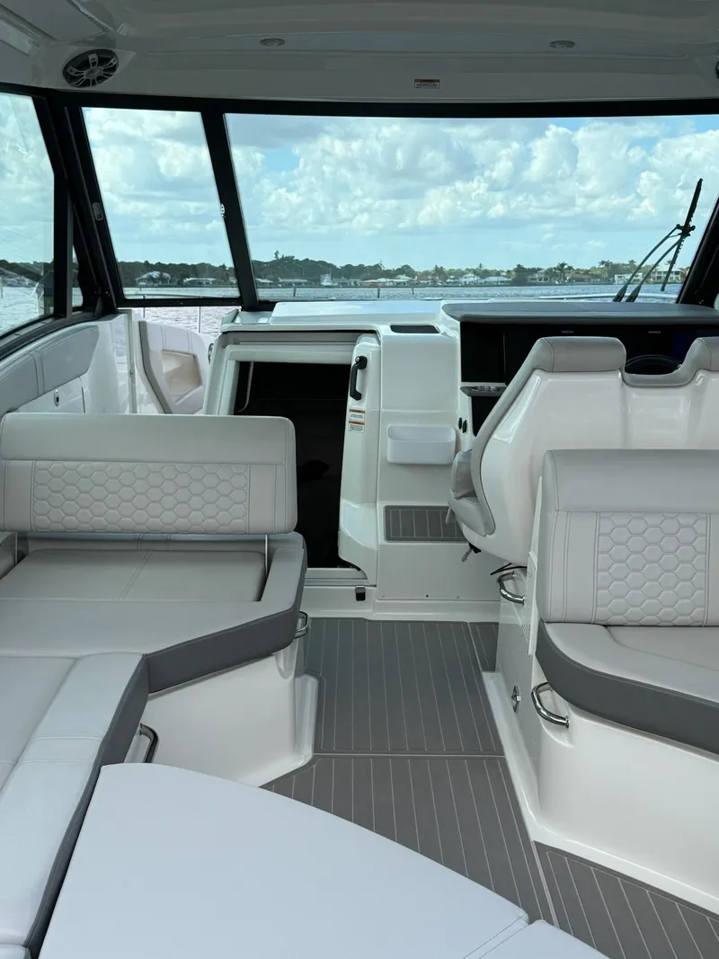 Slide: The Image of Sea Ray Sundancer 320 Outboard 2023 - 16