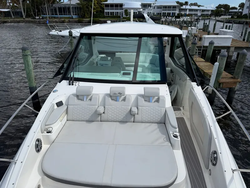 Slide: The Image of Sea Ray Sundancer 320 Outboard 2023 - 17