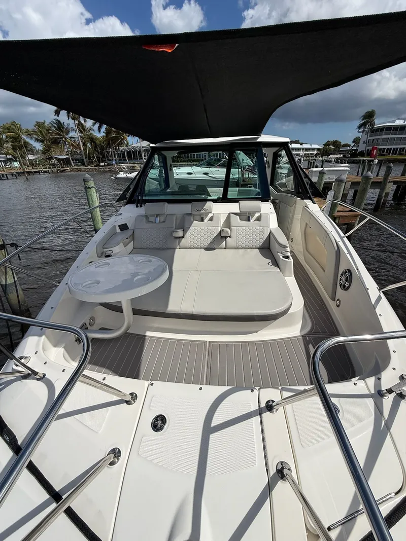 Slide: The Image of Sea Ray Sundancer 320 Outboard 2023 - 20