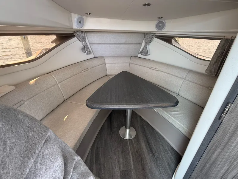 Slide: The Image of Sea Ray Sundancer 320 Outboard 2023 - 26