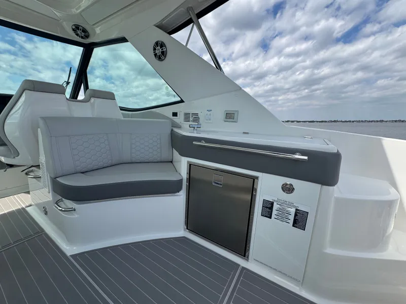 Slide: The Image of Sea Ray Sundancer 320 Outboard 2023 - 30