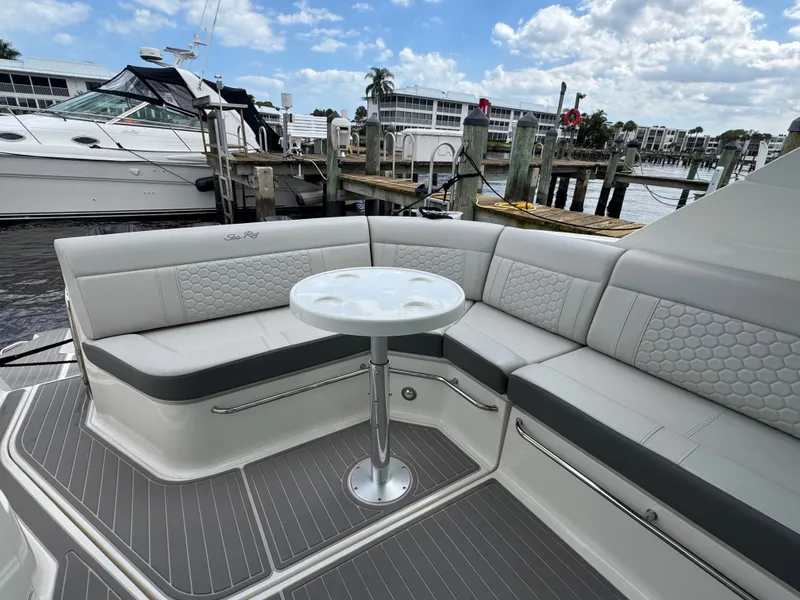 Slide: The Image of Sea Ray Sundancer 320 Outboard 2023 - 32