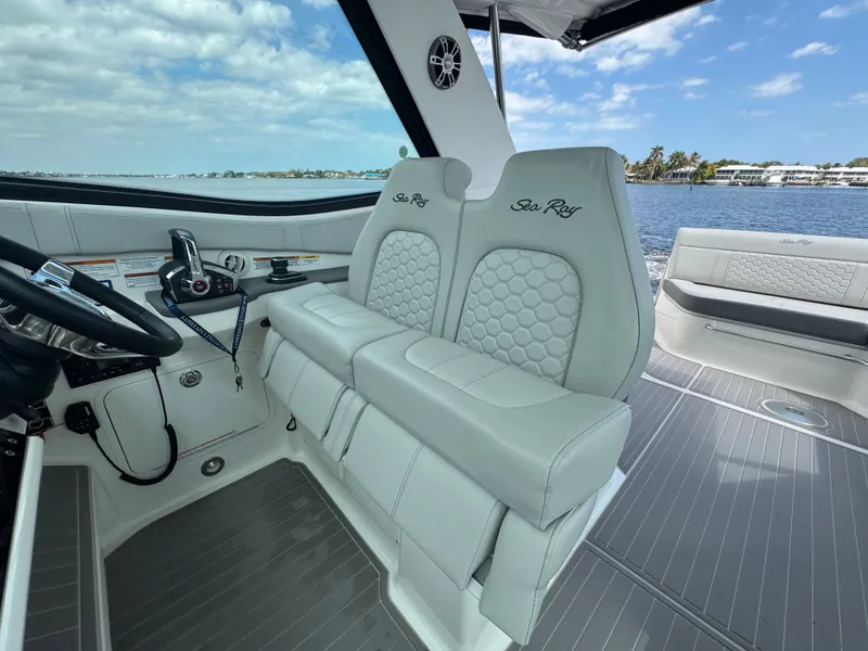 Slide: The Image of Sea Ray Sundancer 320 Outboard 2023 - 35