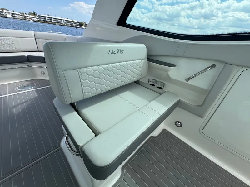 Slide: The Image of Sea Ray Sundancer 320 Outboard 2023 - 36