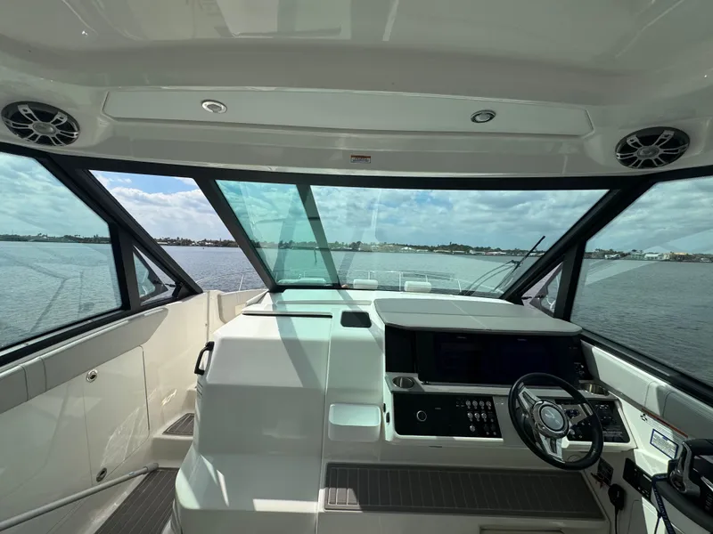 Slide: The Image of Sea Ray Sundancer 320 Outboard 2023 - 38