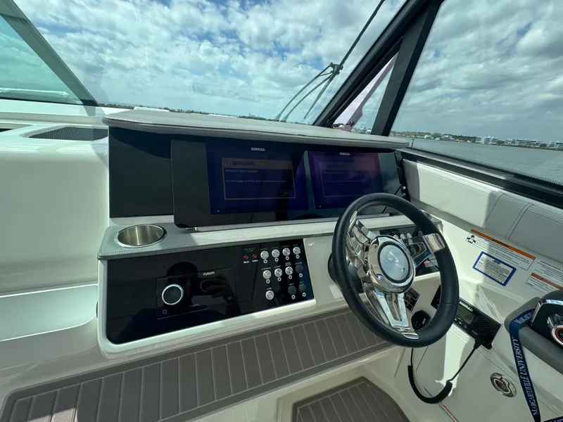 Slide: The Image of Sea Ray Sundancer 320 Outboard 2023 - 40