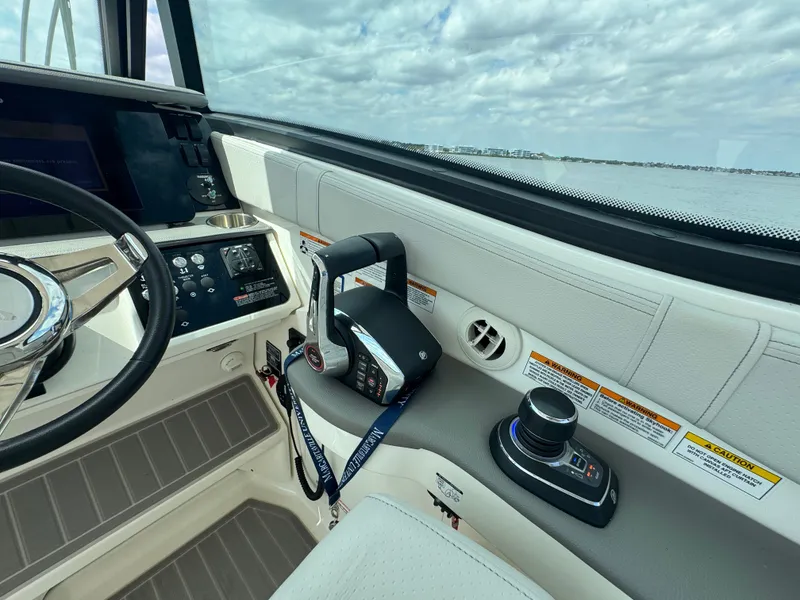 Slide: The Image of Sea Ray Sundancer 320 Outboard 2023 - 43
