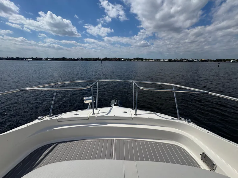 Slide: The Image of Sea Ray Sundancer 320 Outboard 2023 - 45