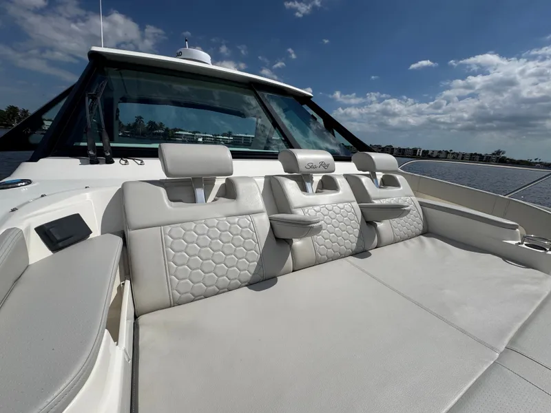 Slide: The Image of Sea Ray Sundancer 320 Outboard 2023 - 50