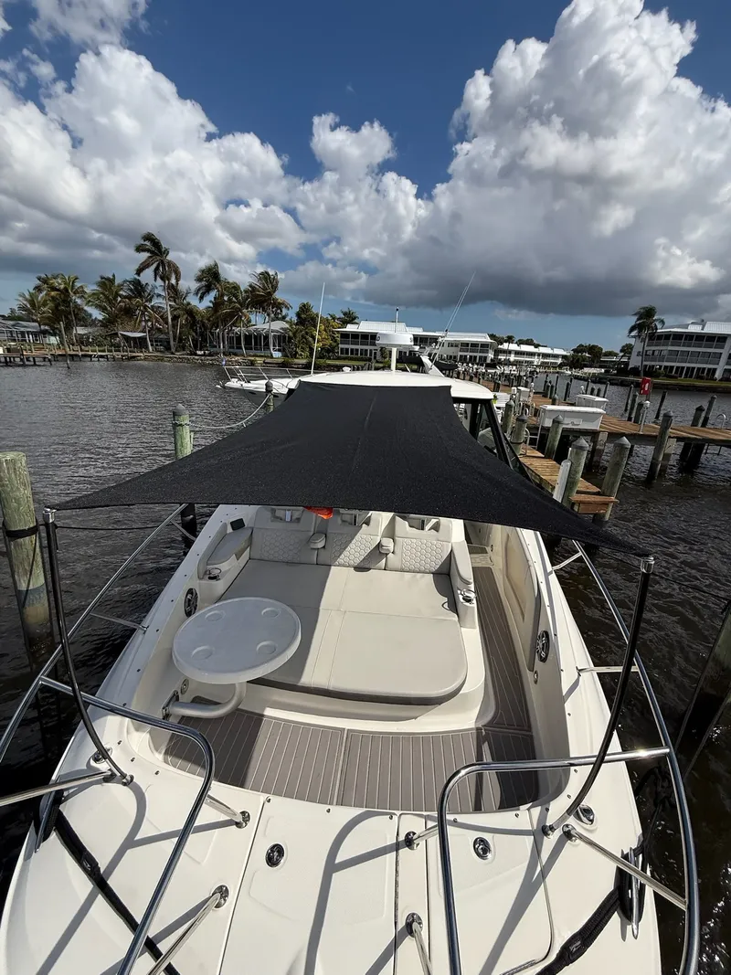 Slide: The Image of Sea Ray Sundancer 320 Outboard 2023 - 54