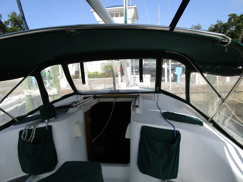 Slide: The Image of Beneteau 381 2001 - 8
