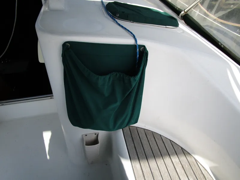 Slide: The Image of Beneteau 381 2001 - 9