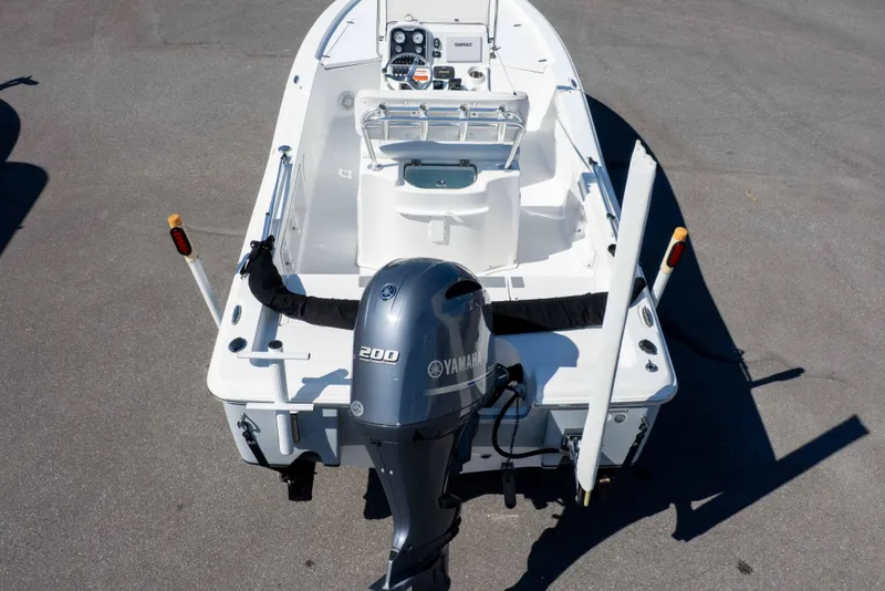 Slide: The Image of 2014 Sea Hunt BX 22 Pro boat with Yamaha 200 engine, rear view. - 32