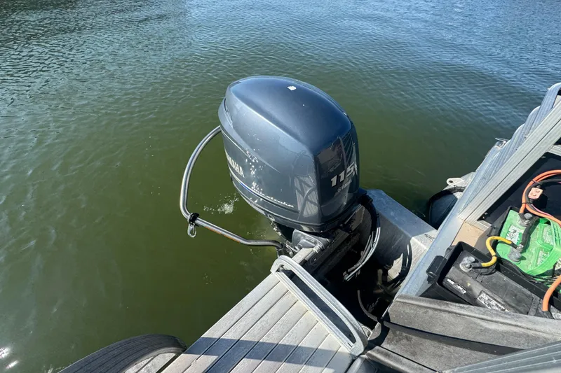 Slide: The Image of 2012 Bennington 2275 GFS with Yamaha 115 outboard motor on water. - 23