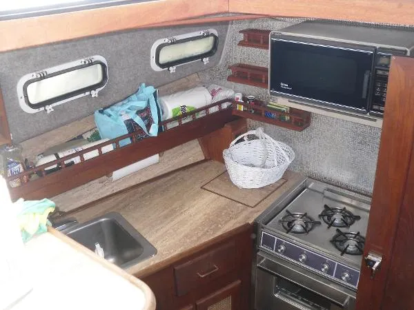 Slide: The Image of Bayliner 3270 Motoryacht 1985 - 4