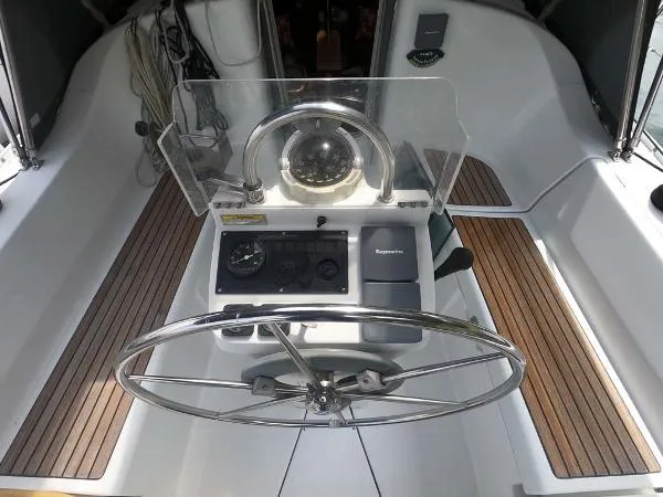 Slide: The Image of Beneteau 311 2000 - 8