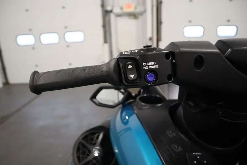 Slide: The Image of 2025 Yamaha WaveRunner FX Cruiser SVHO handlebar with cruise control feature. - 12