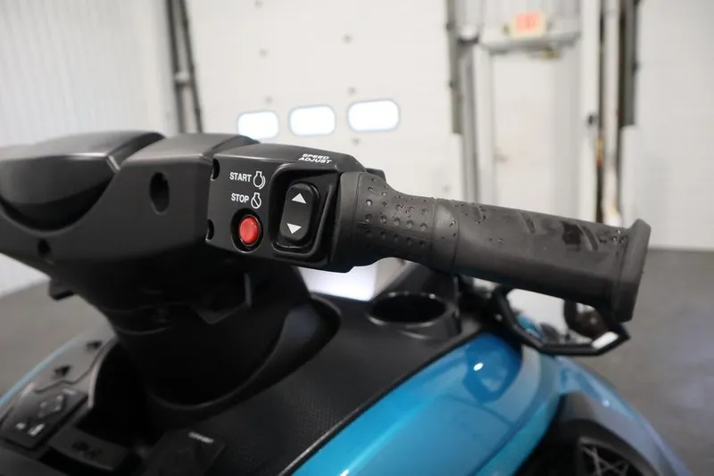 Slide: The Image of Handlebar controls of 2025 Yamaha WaveRunner FX Cruiser SVHO, featuring start and stop buttons. - 9