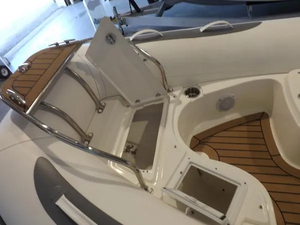 Slide: The Image of Avon Seasport 470 Deluxe NEO 2017 - 7