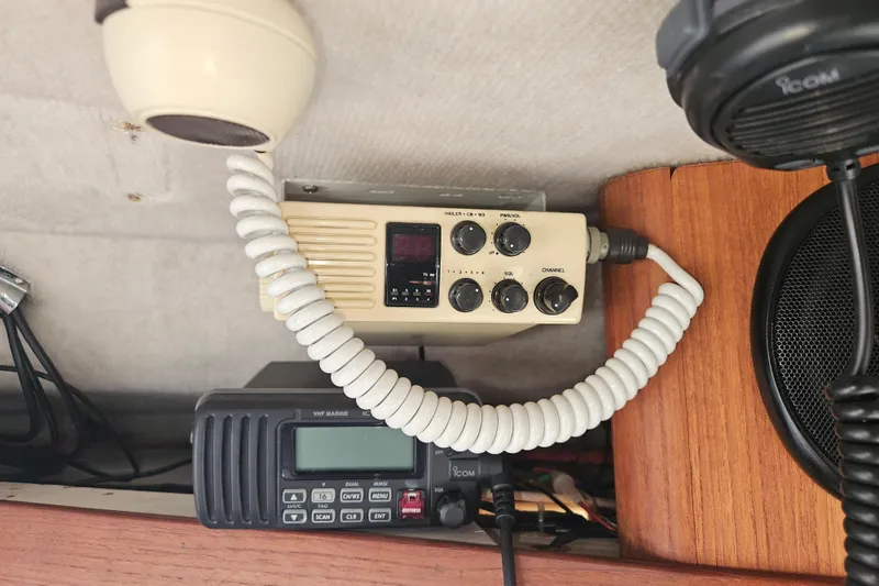 Slide: The Image of VHF marine radio equipment on 1994 Bayliner 3288 Motoryacht dashboard. - 24