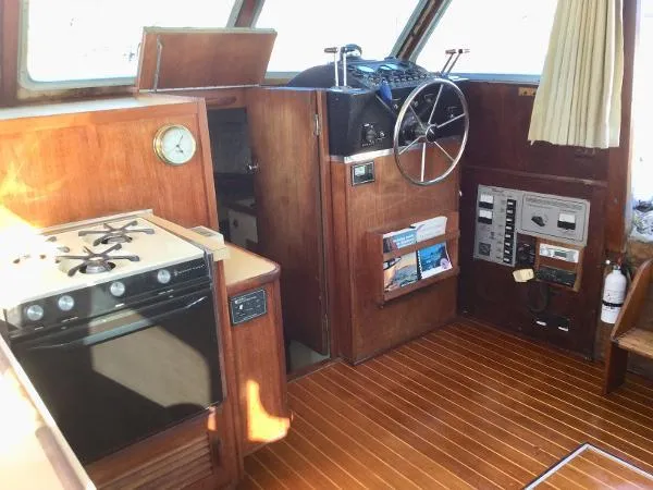 Slide: The Image of Tollycraft 34 Sundeck Cruiser 1982 - 6