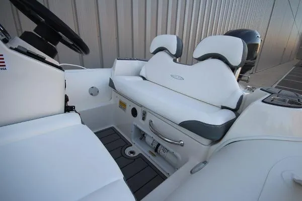 Slide: The Image of Zodiac Yachtline 360 DL NEO GL Edition 40hp In Stock 2021 - 10