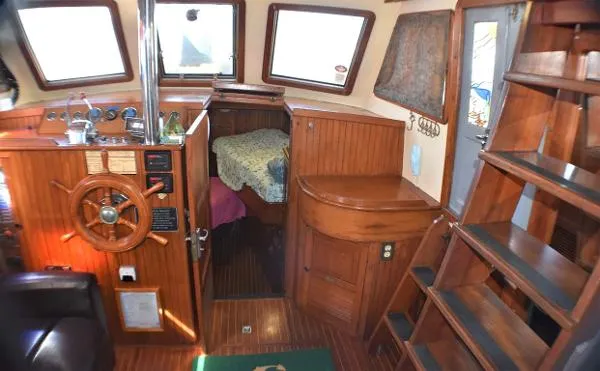Slide: The Image of Ta Chiao CT40 Sundeck Trawler 1985 - 4