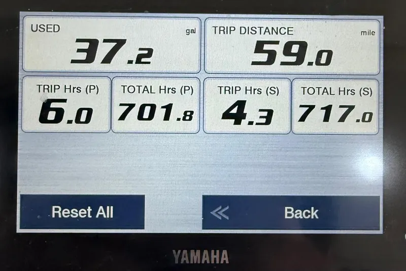 Slide: The Image of Yamaha display showing fuel usage, trip distance, and engine hours for Pursuit S 280 Sport. - 18