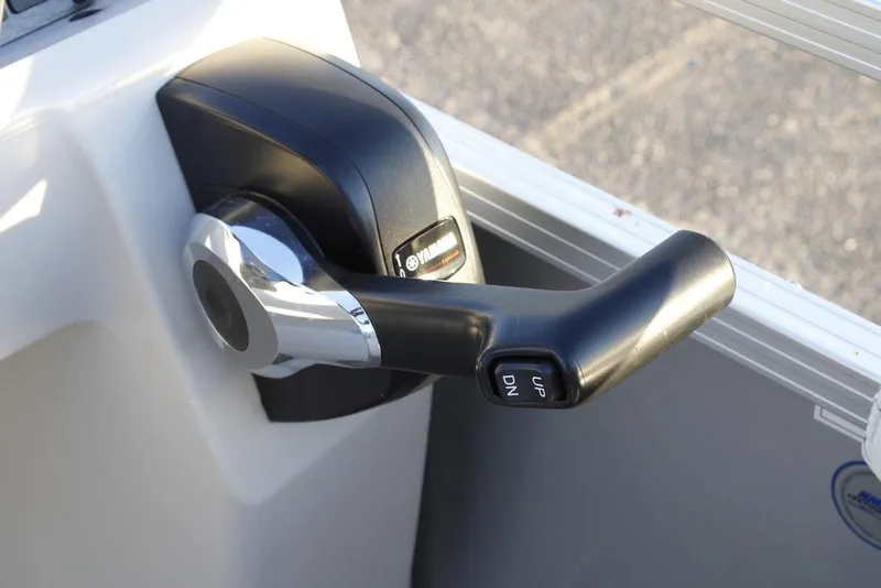 Slide: The Image of Throttle control lever on 2026 Avalon VLS QUAD LOUNGER 21 boat. - 22