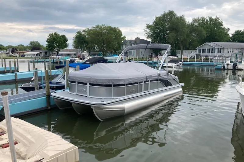 Slide: The Image of 2020 Bennington SXP 23 SSBXP pontoon boat docked in a marina. - 15