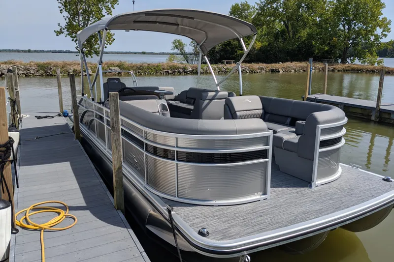 Slide: The Image of 2020 Bennington SXP 23 SSBXP pontoon boat docked on a sunny day. - 5