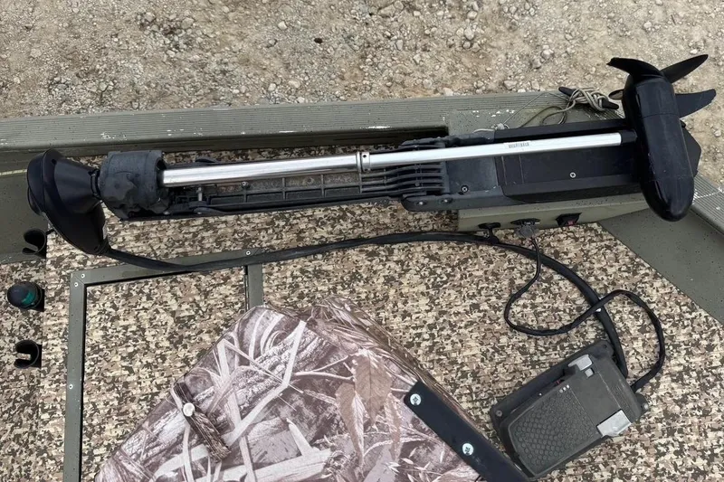 Slide: The Image of 2007 Tracker Grizzly 1754 CC boat with trolling motor and camouflage seat. - 8