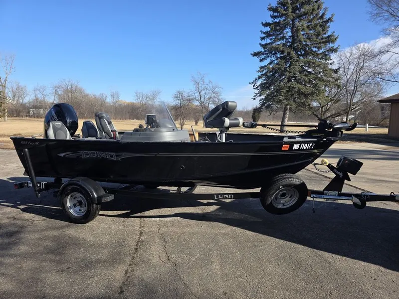 The Image of 2017 Lund 1625 Fury XL boat on trailer outdoors. - 0